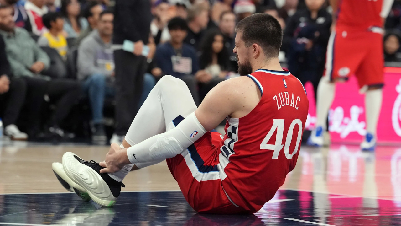 Dalam 11 menit penampilan singkatnya versus Lakers, Ivica Zubac mencatatkan lima poin dan dua rebound. (Foto: AP)