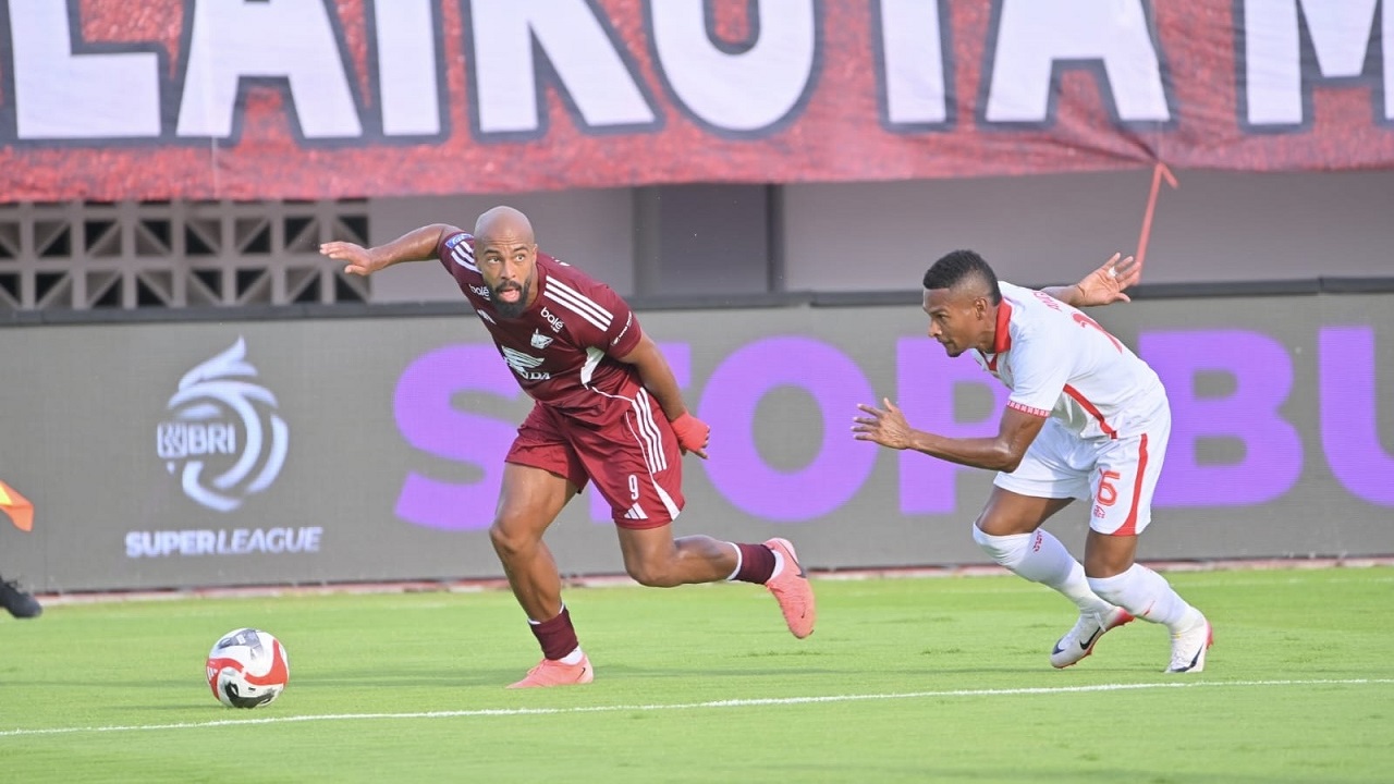 Penyerang PSM Makassar, Alex Tank di laga kontra Malut United FC