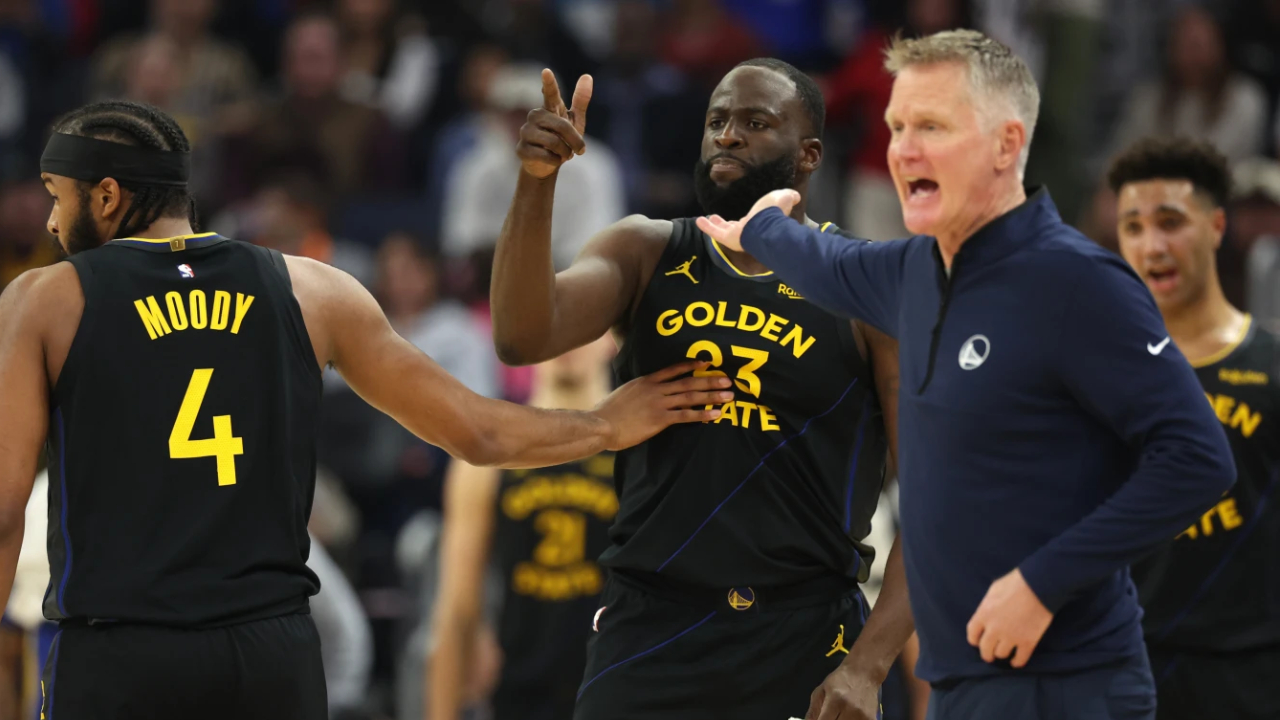 Steve Kerr (kanan) memprotes ke arah wasit setelah Draymond Green diusir. (Foto: AP)
