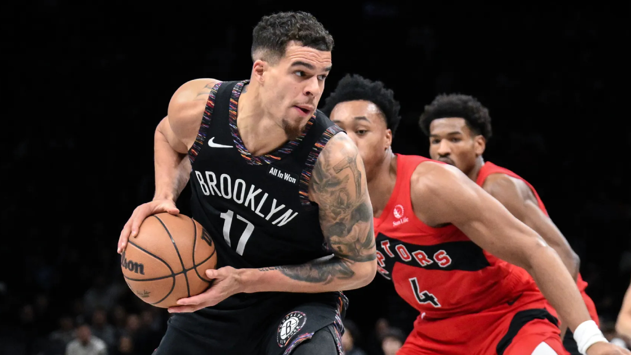 Michael Porter Jr (kiri) mencetak 24 poin saat Brooklyn Nets mengalahkan tim tamu Toronto Raptors dengan skor 96-81 pada Minggu (21/12). (Foto: AP)