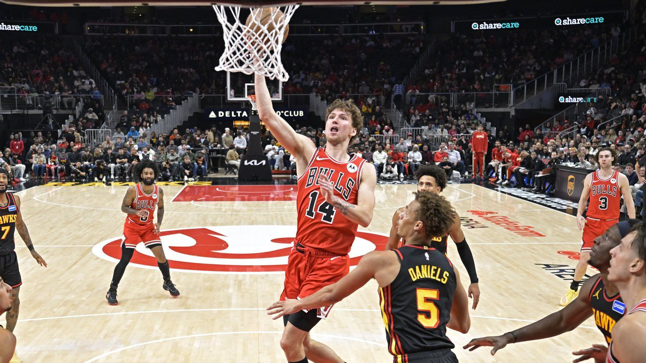 Matas Buzelis (tengah) mencetak 28 poin saat tim tamu Chicago Bulls meraih kemenangan 152-150 atas Atlanta Hawks pada Minggu (21/12). (Foto: AP)
