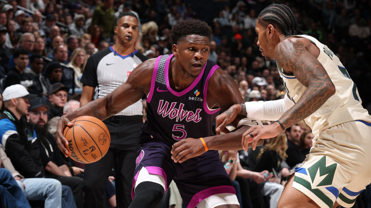 Anthony Edwards (kiri) mencetak 24 poin saat Minnesota Timberwolves meraih kemenangan 103-100 atas Milwaukee Bucks pada Minggu (21/12) di Minneapolis. (Foto: AP)