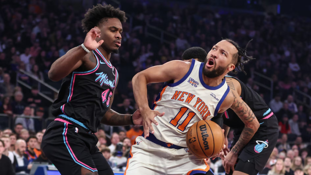 Jalen Brunson (kanan) mencetak 47 poin saat tuan rumah New York Knicks mengalahkan Miami Heat dengan skor 132-125 pada Minggu (21/12) malam. (Foto: AP)