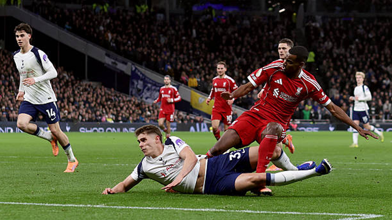 Tekelnya Buat Alexander Isak Cedera, Micky van de Ven Dapat Pembelaan