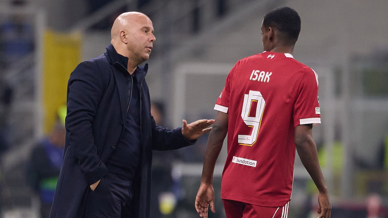 Arne Slot Optimis Alexander Isak Masih Bisa Kembali Bermain Musim Ini