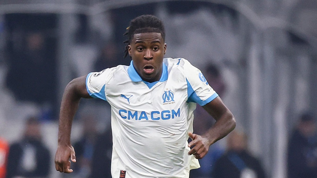 Darryl Bakola menarik perhatian Chelsea dan Arsenal