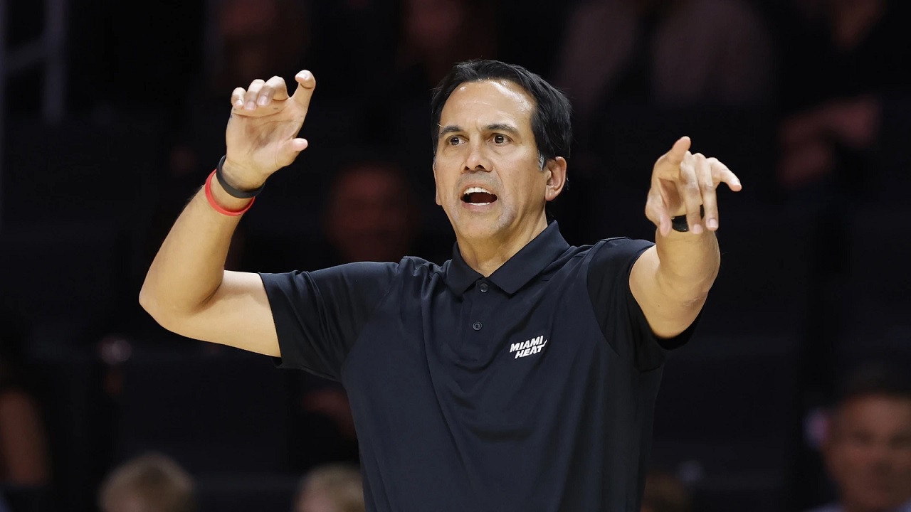 Erik Spoelstra bingung mengapa Heat bisa kalah telak dari Raptors.