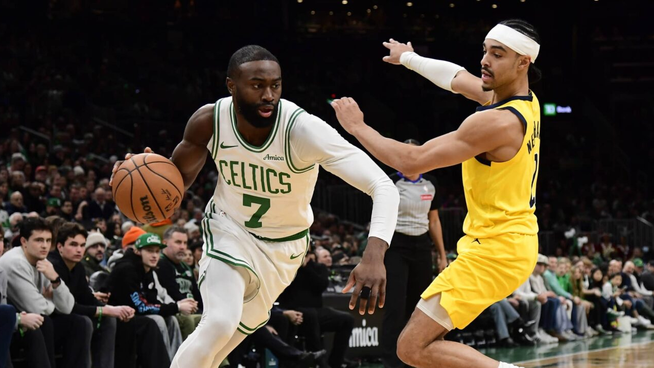 Jaylen Brown (kiri) mencetak 31 poin saat Boston Celtics mengalahkan Indiana Pacers dengan skor 103-95 pada Senin (22/12) malam. (Foto: AP)