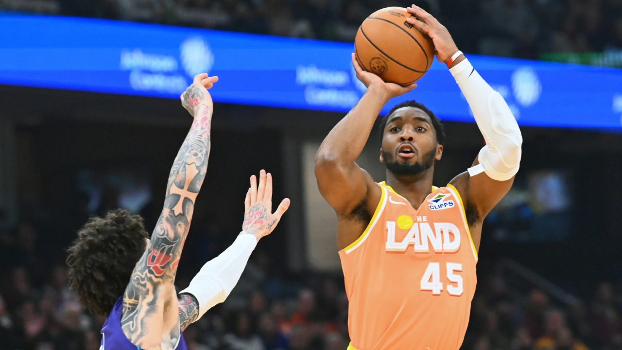 Donovan Mitchell (kanan) mencetak 30 poin saat Cleveland Cavaliers menang 139-132 atas tim tamu Charlotte Hornets pada Senin (22/12) malam. (Foto: AP)