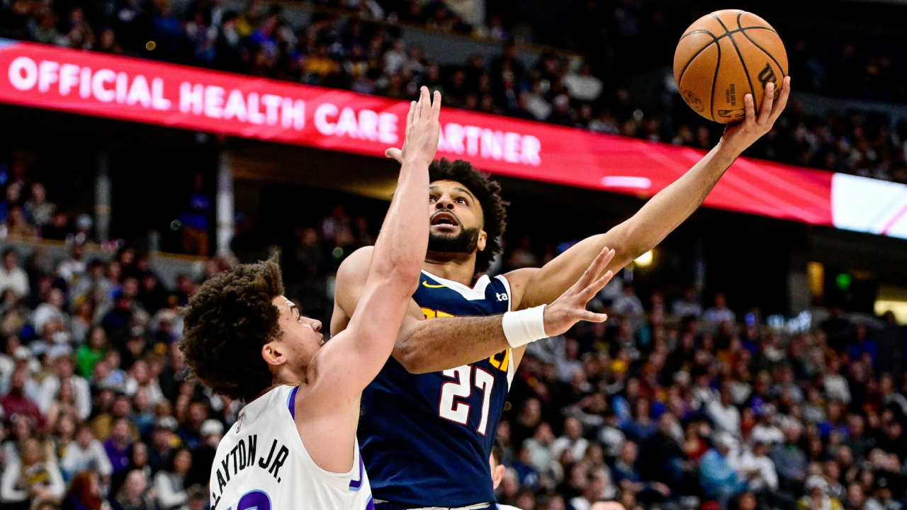 Jamal Murray (kanan) mencetak 27 poin saat tuan rumah Denver Nuggets meraih kemenangan 135-112 atas Utah Jazz pada Senin (22/12) malam. (Foto: AP)