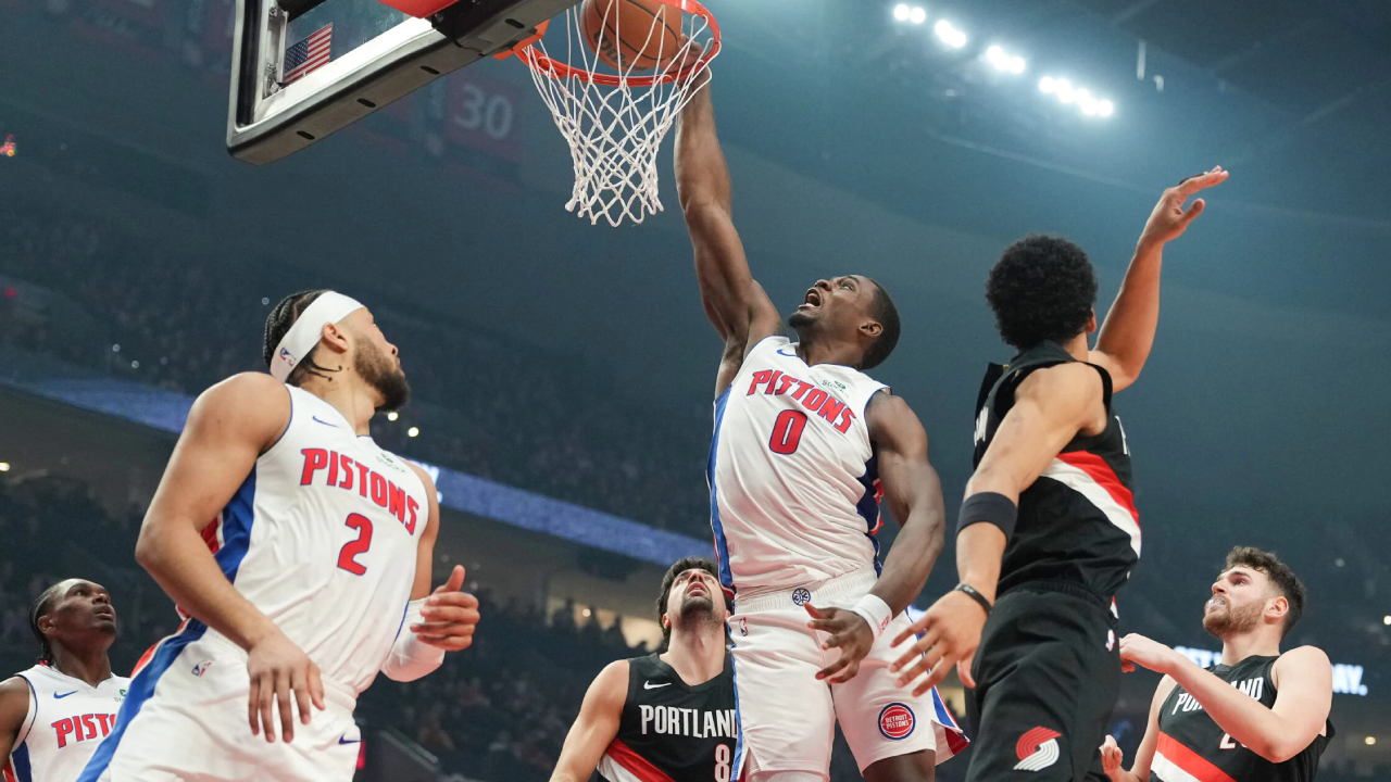 Jalen Duren (tengah) mencetak 26 poin saat Detroit Pistons meraih kemenangan 110-102 atas tuan rumah Portland Trail Blazers pada Senin (22/12) malam. (Foto: AP)