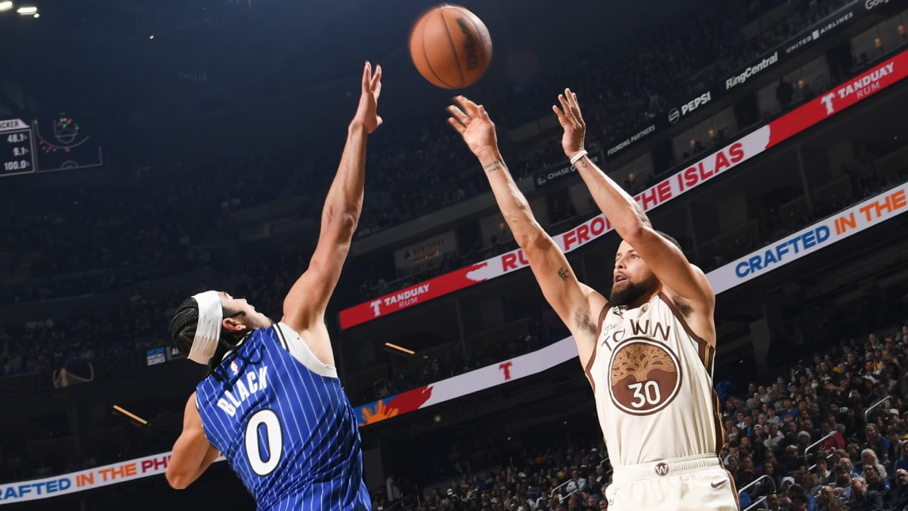 Stephen Curry (kanan) mencetak 26 poin saat Golden State Warriors mengalahkan Orlando Magic dengan skor 120-97 pada Senin (22/12) malam di San Francisco.
