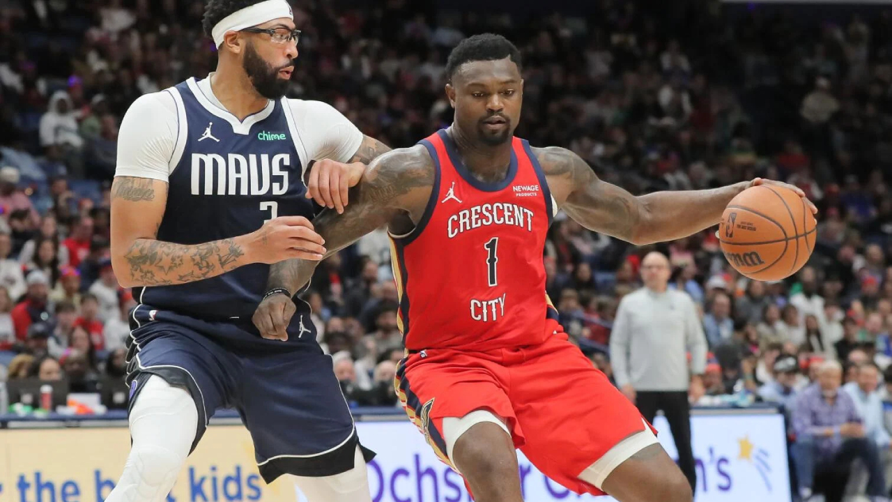 Zion Williamson (kanan) mencetak 24 poin saat New Orleans Pelicans meraih kemenangan 119-113 atas Dallas Mavericks yang bertandang pada Senin (22/12). (Foto: AP)