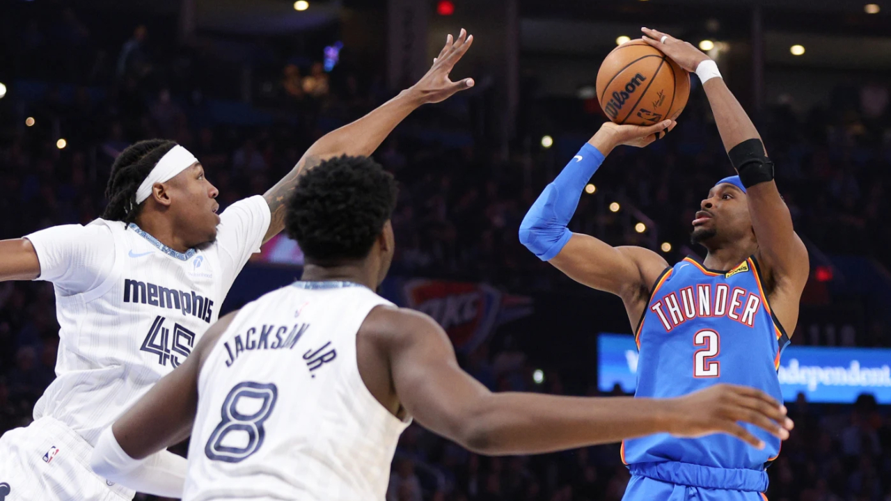 Shai Gilgeous-Alexander (kanan) mencetak 31 poin saat Oklahoma City Thunder meraih kemenangan 119-103 atas Memphis Grizzlies pada Senin (22/12). (Foto: AP)