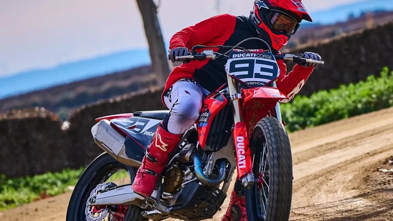 Marc Marquez tunggani motocross Ducati 450 di Sirkuit Alcarras, Lerida.