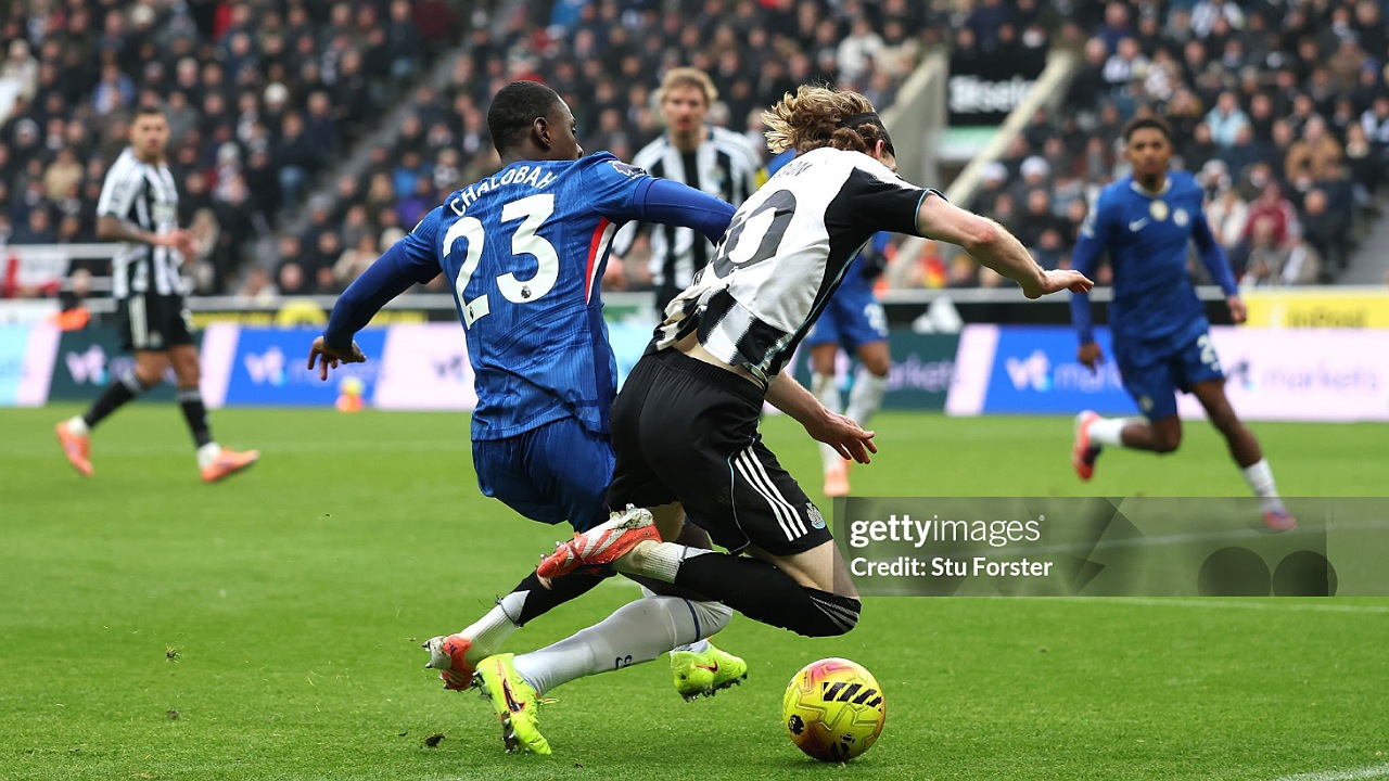 Winger Newcastle United, Anthony Gordon, dijatuhkan bek Chelsea Trevoh Chalobah