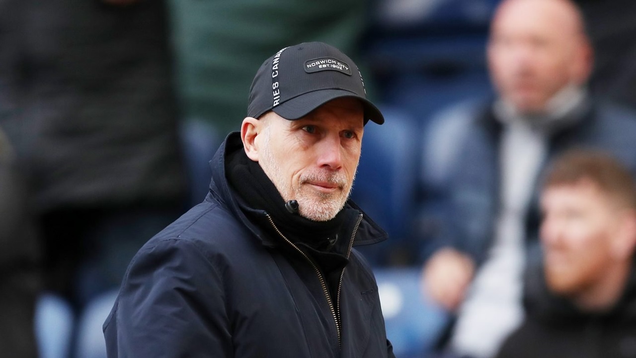 Pelatih Norwich Ingin Pertahankan Bek Incaran Barcelona