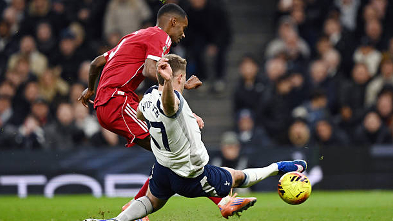 Thomas Frank Bela Micky van de Ven Usai Tekel Kontroversial