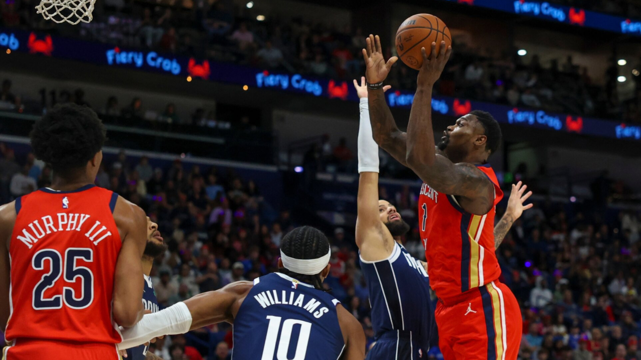 Zion Williamson (kanan) mencetak 24 poin, termasuk 10 poin beruntun dalam rentang dua menit krusial di kuarter keempat. (Foto: AP)