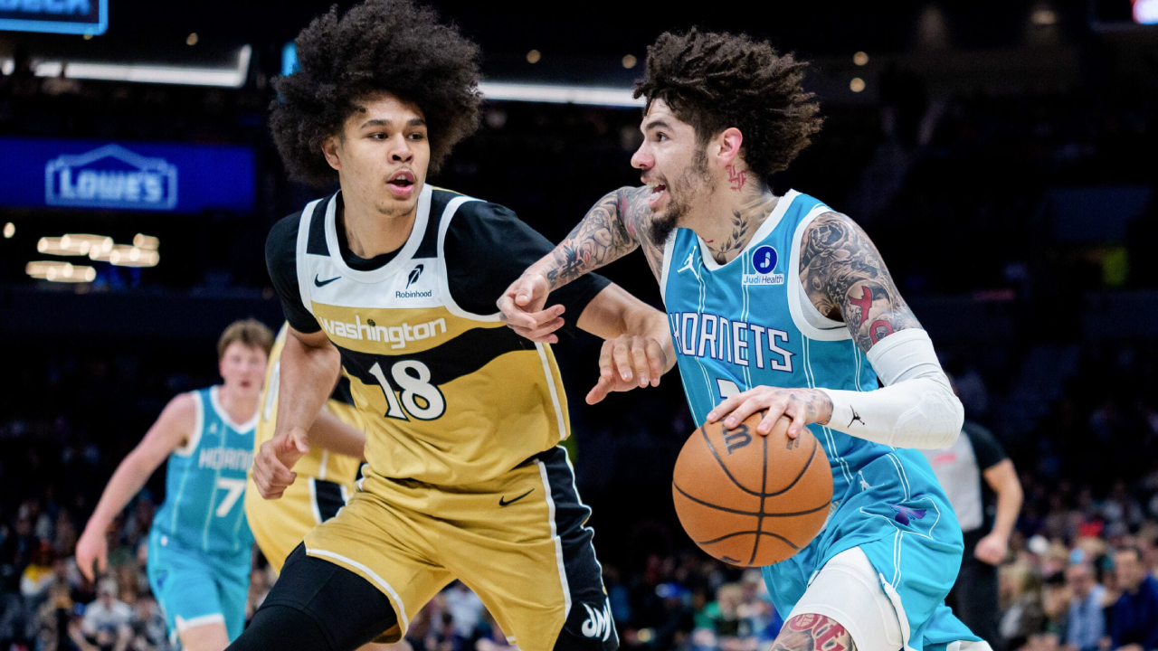 LaMelo Ball (kanan) mencetak 23 poin saat Charlotte Hornets mengalahkan tim tamu Washington Wizards 126-109 pada Selasa (23/12) malam. (Foto: AP)