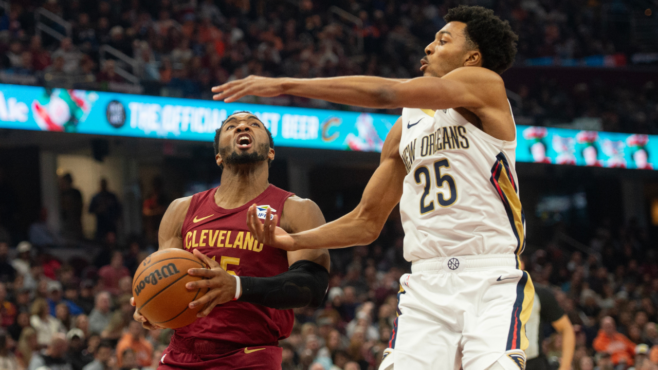 Donovan Mitchell (kiri) mencetak 27 poin saat Cleveland Cavaliers meraih kemenangan 141-118 atas tim tamu New Orleans Pelicans pada Selasa (23/12). (Foto: AP)