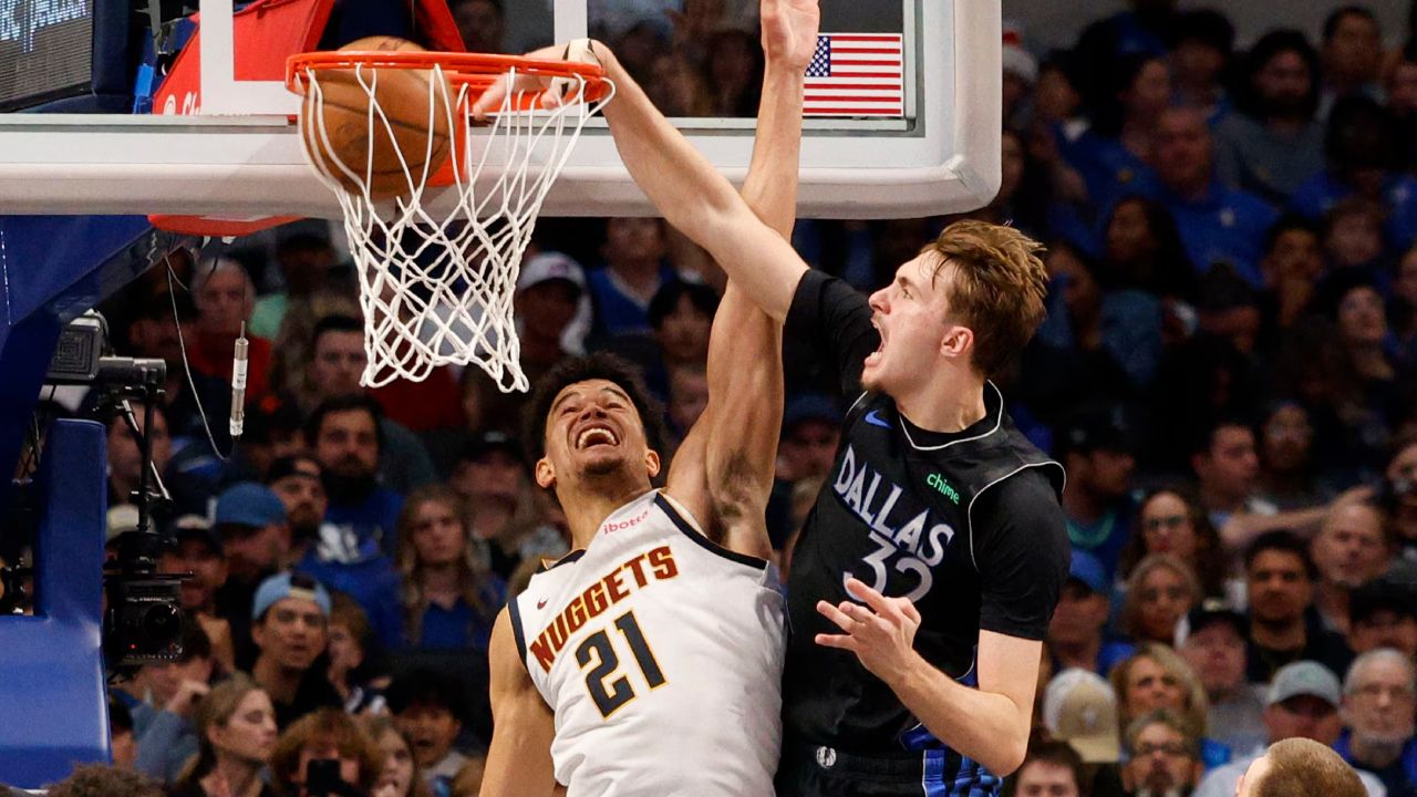 Cooper Flagg (kanan) mencetak 33 poin saat Dallas Mavericks meraih kemenangan 126-121 atas tim tamu Denver Nuggets pada Selasa (23/12). (Foto: AP)