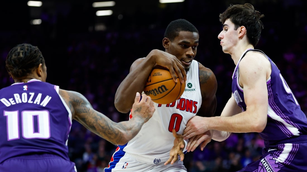 Jalen Duren (tengah) mencatat double-saat Detroit Pistons meraih kemenangan 136-127 atas Sacramento Kings pada Selasa (23/12). (Foto: AP)