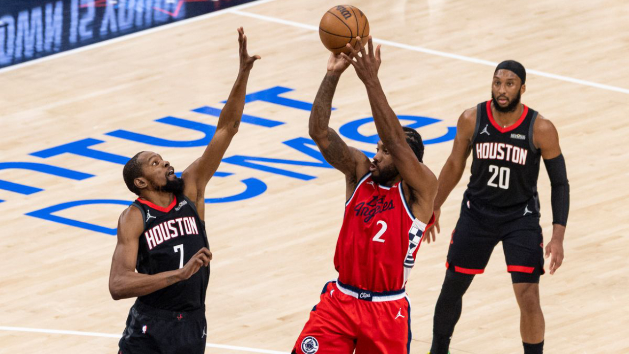 Kawhi Leonard (tengah) mencetak 41 poin saat Los Angeles Clippers mengalahkan Houston Rockets 128-108 pada Selasa (23/12) di Inglewood, California. (Foto: AP)
