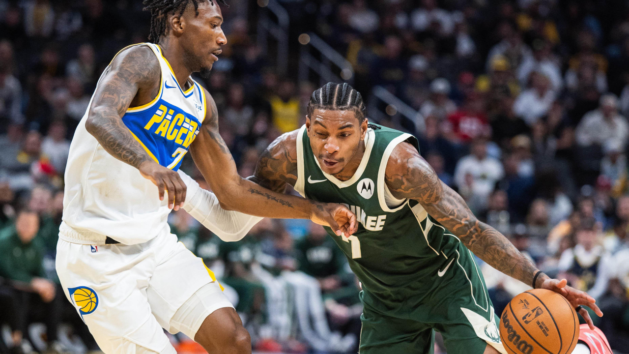 Kevin Porter Jr (kanan) mencetak 24 poin saat Milwaukee Bucks meraih kemenangan 111-94 atas Indiana Pacers pada Selasa (23/12). (Foto: AP)