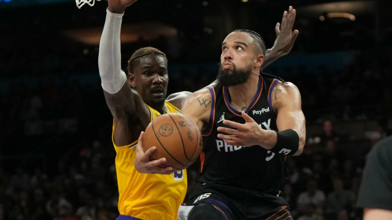 Dillon Brooks (kanan) mencetak 25 poin saat tuan rumah Phoenix Suns mengalahkan Los Angeles Lakers dengan skor 132-108 pada Selasa (23/12). (Foto: AP)