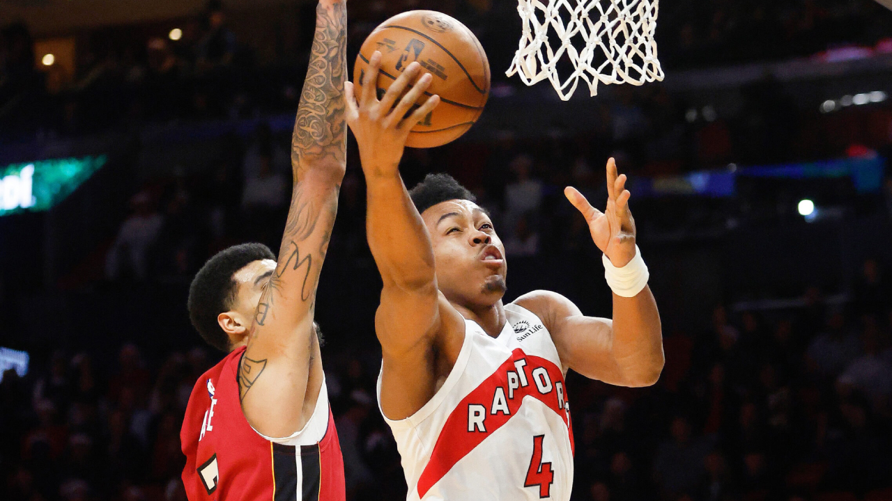 Scottie Barnes (kanan) mencetak 27 poin saat Toronto Raptors meraih kemenangan 112-91 atas tuan rumah Miami Heat pada Selasa (23/12) malam. (Foto: AP)