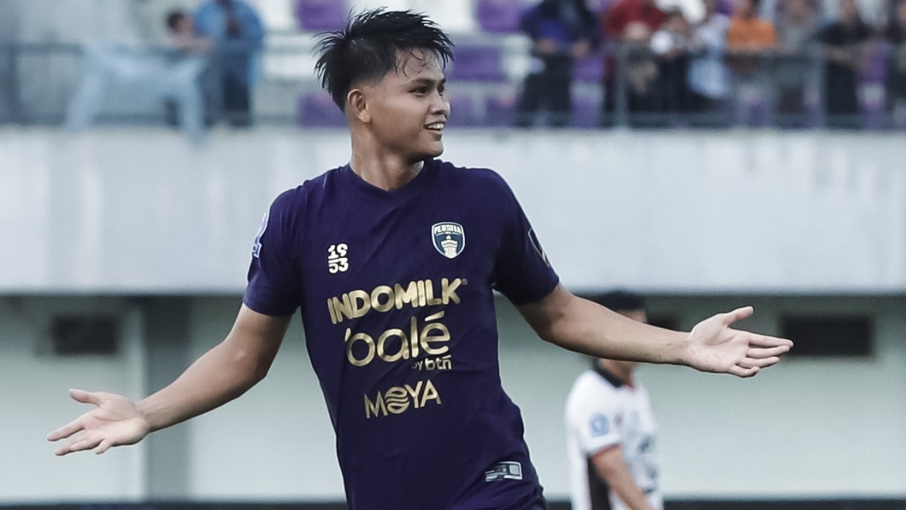 Penyerang Persita Tangerang, Hokky Caraka merayakan gol ke gawang Persik Kediri