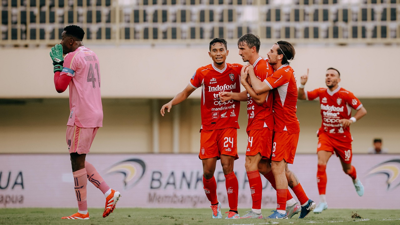 Kapten Bali United, Ricky Fajrin merayakan kemenangan atas PSBS Biak
