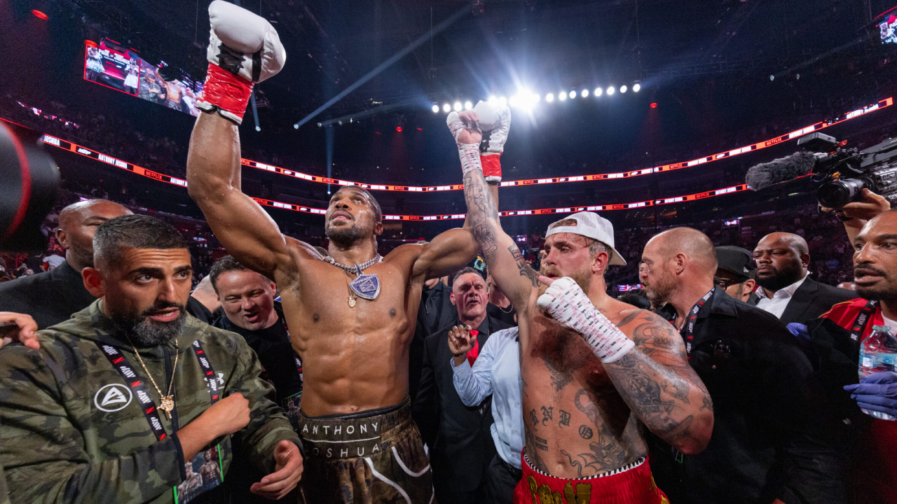 Jake Paul (kanan) dan Anthony Joshua seusai pertarungan mereka. (Foto: Fight TV)