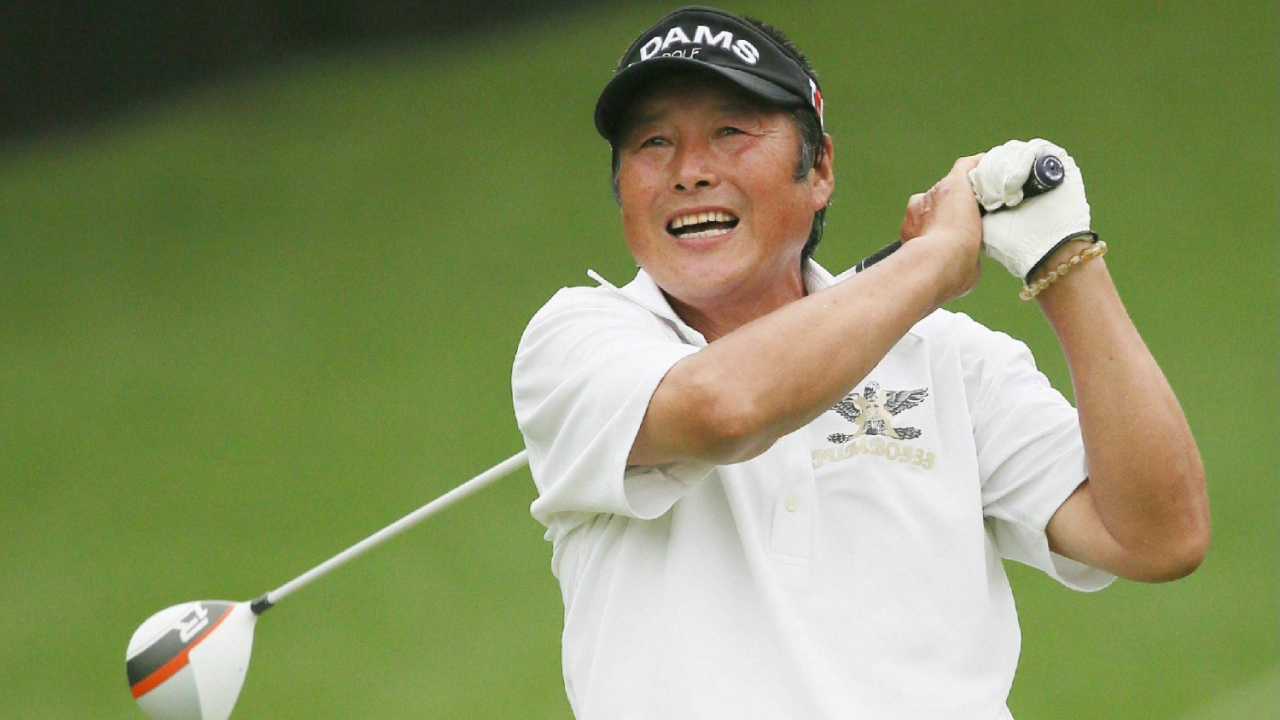 Dengan ayunan kuat, karisma, dan gaya khas—sering mengenakan kemeja sutra dan celana longgar— Masashi “Jumbo” Ozaki kerap dijuluki “Arnold Palmer-nya Jepang.” (Foto: Golf Digest)