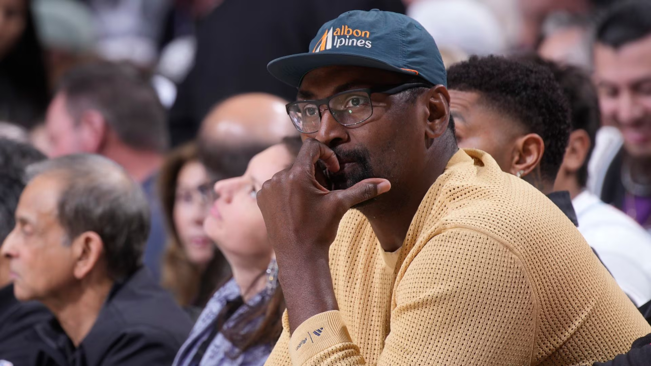 Metta Sandiford-Artest, yang dulu dikenal sebagai Ron Artest dan Metta World Peace, adalah salah satu pemain paling keras dan cerdas secara defensif dalam sejarah NBA. (Foto: AP)