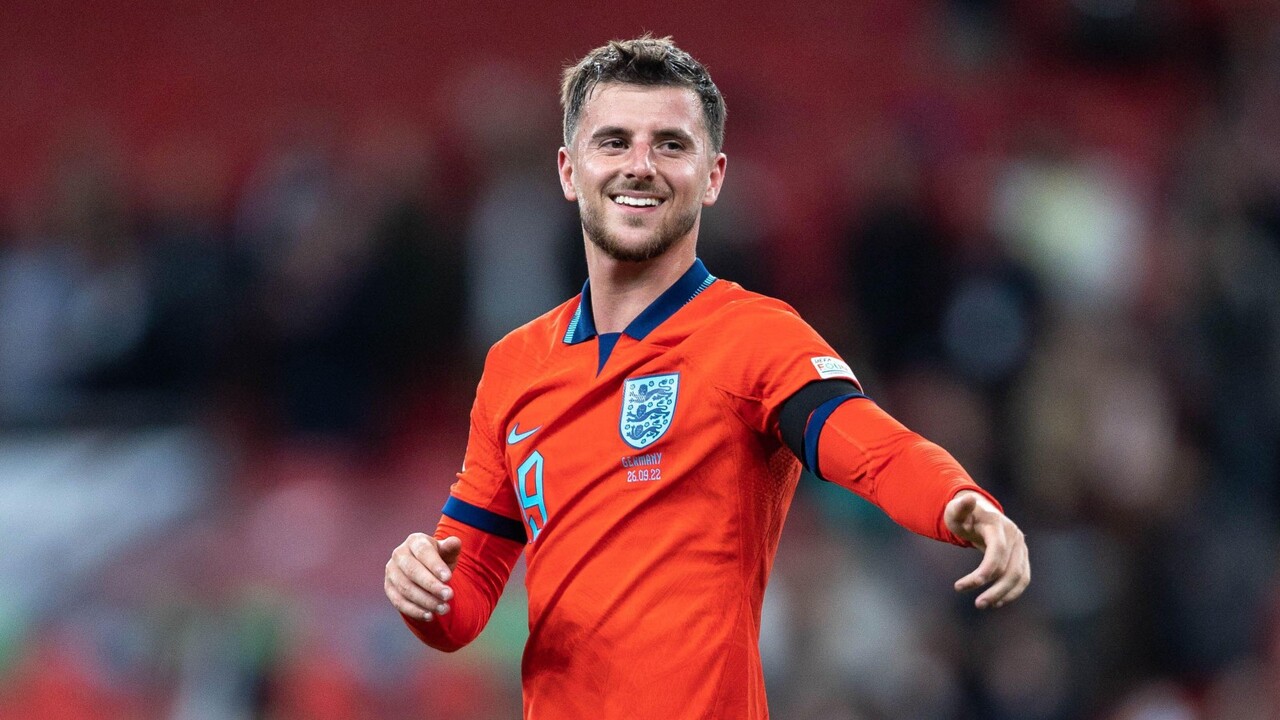 Absen empat tahun membela Timnas Inggris, Mason Mount berharap dirinya bisa kembali memperkuat The Three Lions di Piala Dunia 2026 / via Getty Images