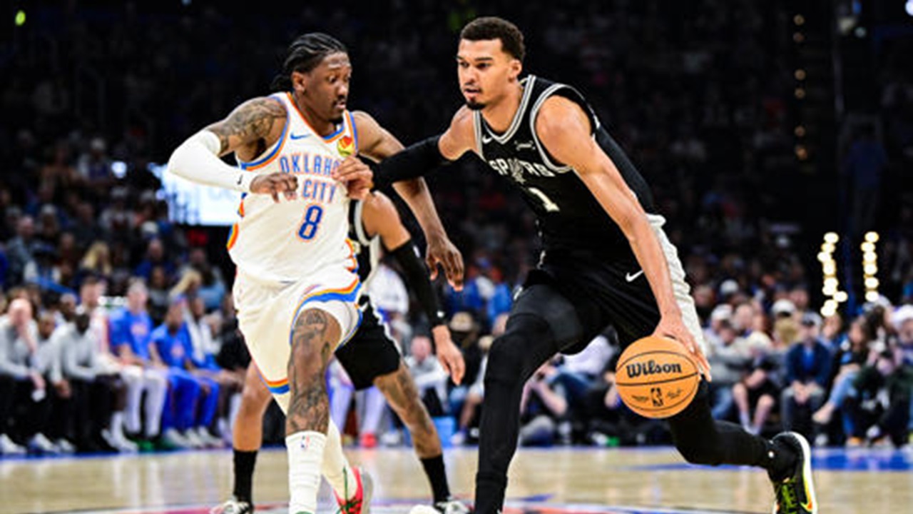 Spurs SapuBerita Basket NBA: De'Aaron Fox mencetak 29 poin, tertinggi dalam pertandingan, untuk membawa San Antonio Spurs mengalahkan Oklahoma City Thunder 117-102 pada Hari Natal, kemenangan ketiga mereka atas juara bertahan NBA dalam dua minggu. Spurs j