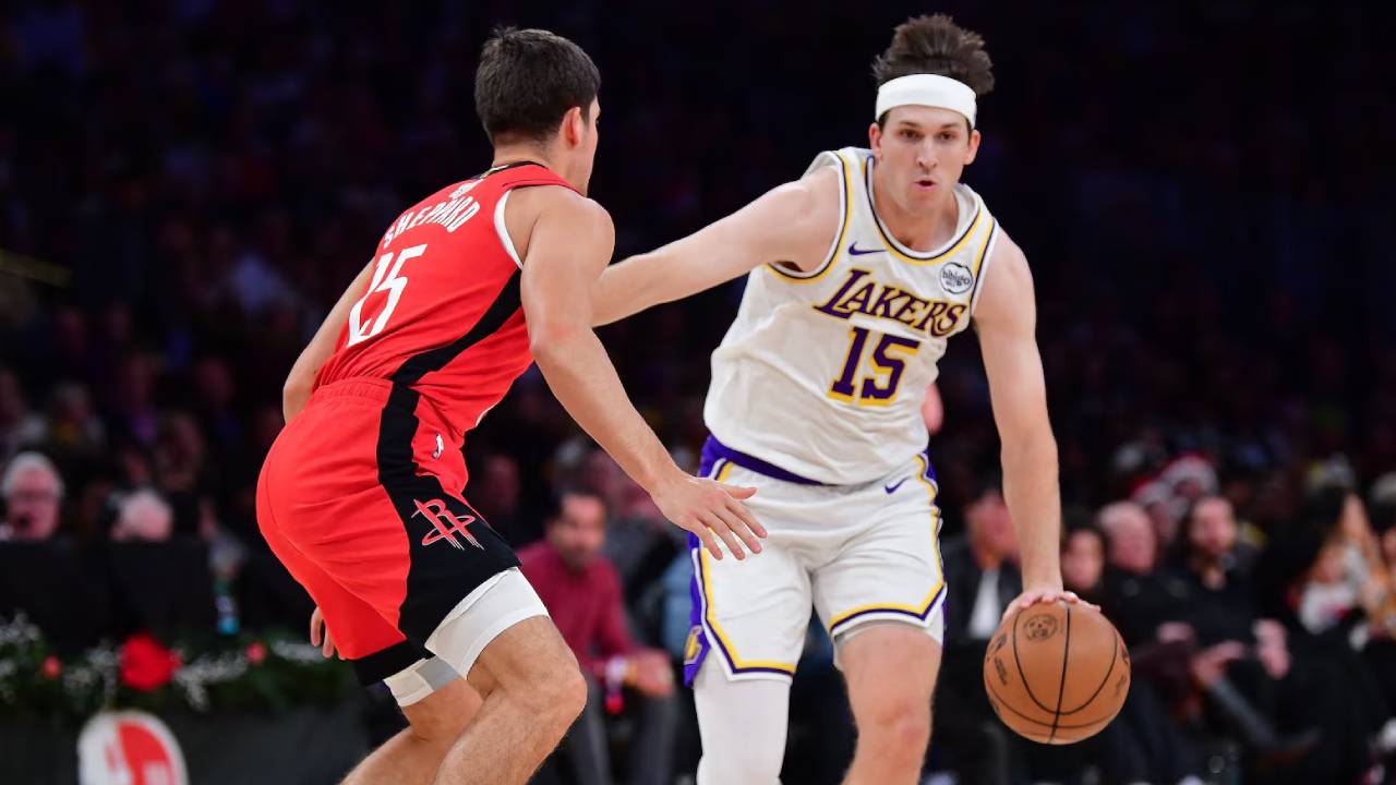 Dalam waktu kurang dari 15 menit bermain versus Rockets, Austin Reaves (kanan) mencetak 12 poin, ditambah satu rebound, satu assist, dan satu blok. (Foto: AP)