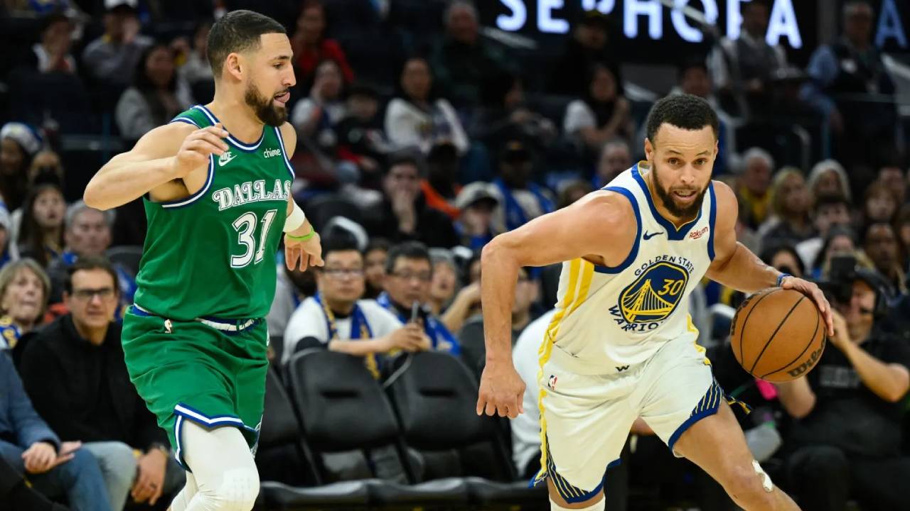 Bintang Golden State Warriors Steph Curry (kanan) memimpin tujuh pemain Warriors yang mencetak angka dua digit, menegaskan kedalaman skuad mereka. (Foto: AP)