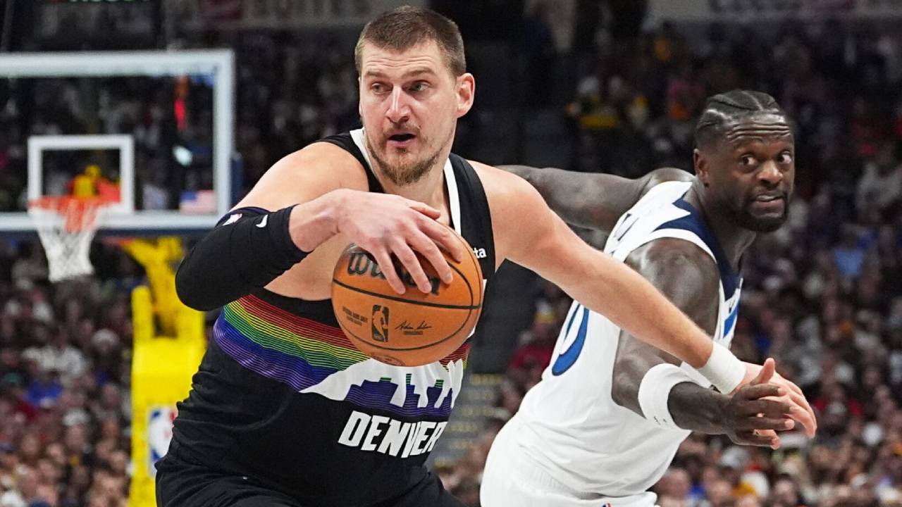 Nikola Jokic (kiri) mencetak 56 poin saat Denver Nuggets mengalahkan Minnesota Timberwolves melalui overtime dengan skor 142-138 pada Kamis (25/12) malam. (Foto: AP)