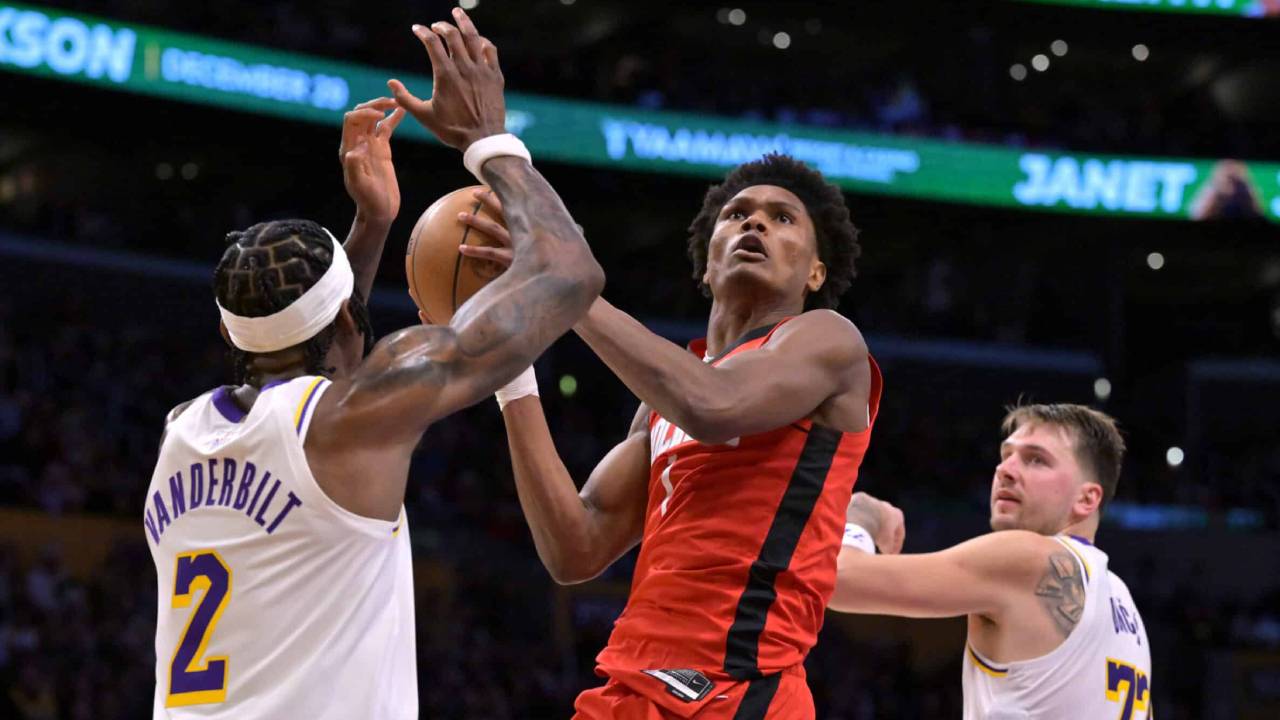 Amen Thompson (tengah) mencetak 26 poin saat tim tamu Houston Rockets meraih kemenangan 119-96 atas Los Angeles Lakers pada Kamis (25/12). (Foto: AP)