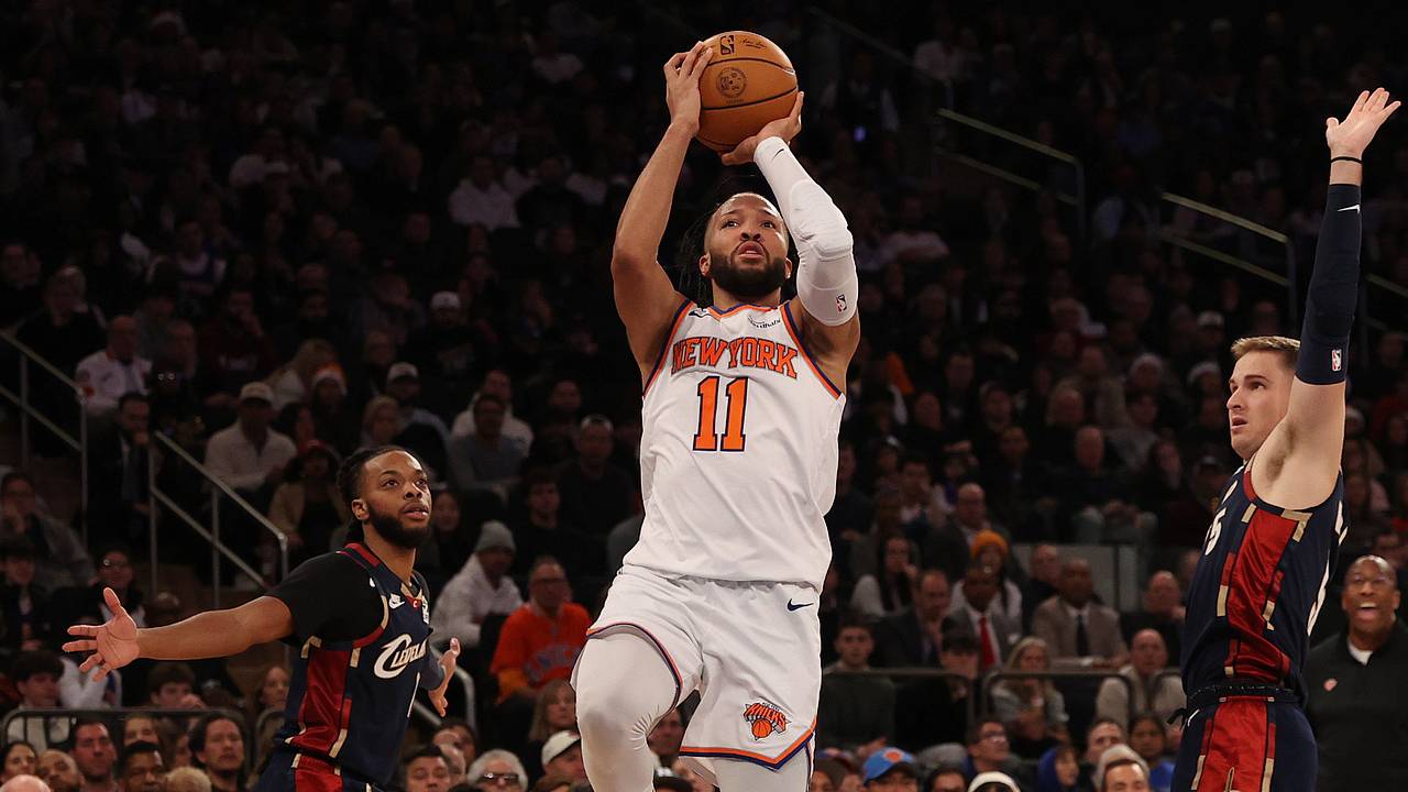 Jalen Brunson (tengagh) mencetak 34 poin saat tuan rumah New York Knicks mengalahkan Cleveland Cavaliers dengan skor 126-124 pada Kamis (25/12) siang. (Foto: AP)