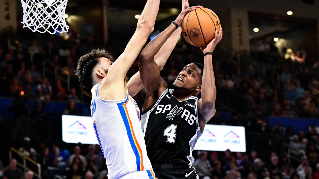 De’Aaron Fox (kanan) mencetak 29 poin saat San Antonio Spurs meraih kemenangan 117-102 atas tuan rumah Oklahoma City Thunder pada Kamis (25/12). (Foto: AP)