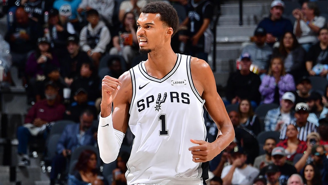 Victor Wembanyama akan terus diawasi menit bermainnya oleh Mitch Johnson.