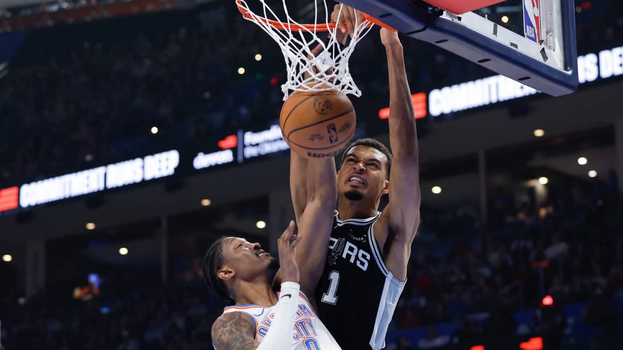Bintang San Antonio Spurs Victor Wembanyama kembali menunjukkan pengaruh besarnya dengan mencatat double-double, 19 poin dan 11 rebound. (Foto: AP)
