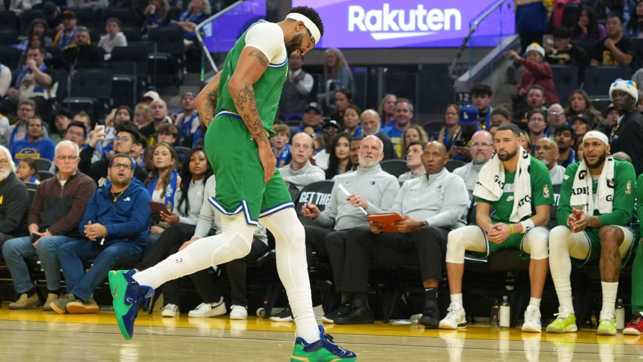 Anthony Davis terlihat berusaha berlari mengejar umpan cepat dalam situasi transisi sebelum tiba-tiba berhenti dan langsung terpincang menuju bangku cadangan. (Foto: AP)