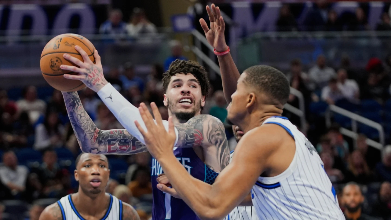 LaMelo Ball (kiri) mencetak 22 poin saat Charlotte Hornets meraih kemenangan atas Orlando Magic dengan skor 120-105 pada Jumat (26/12) malam. (Foto: AP)
