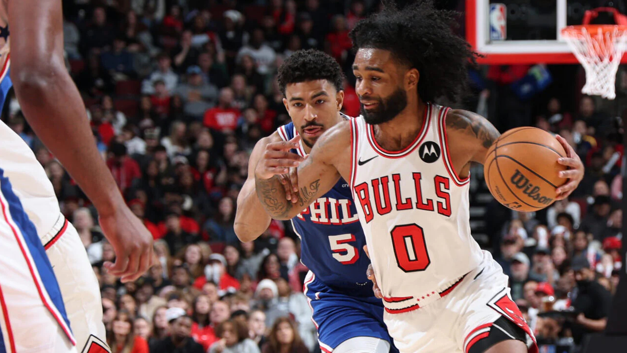 Coby White (kanan) mencetak 13 poin saat Chicago Bulls meraih kemenangan 109-102 atas tim tamu Philadelphia 76ers pada Jumat (26/12). (Foto: AP)