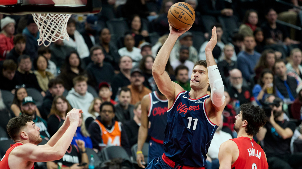Brook Lopez (kanan) mencetak 31 poin saat Los Angeles Clippers meraih kemenangan 119-103 atas tuan rumah Portland Trail Blazers pada Jumat (26/12) malam. (Foto: AP)